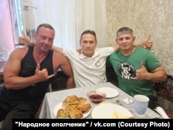 Ильдар Акбулатов (в центре)