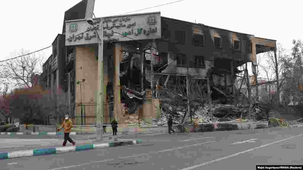 Zgrada državne poreske uprave u Teheranu koja je uništena u požaru tokom nemira.