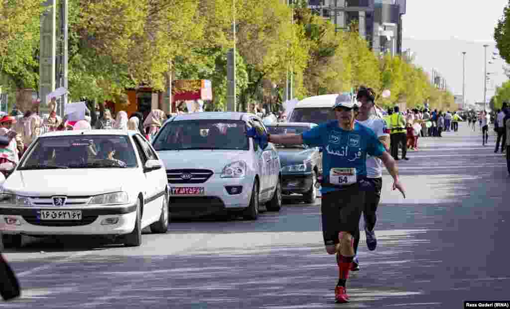 دونده&zwnj;ای با تی&zwnj;شرت فرانسه، در پشت او دونده&zwnj;ای از تایوان