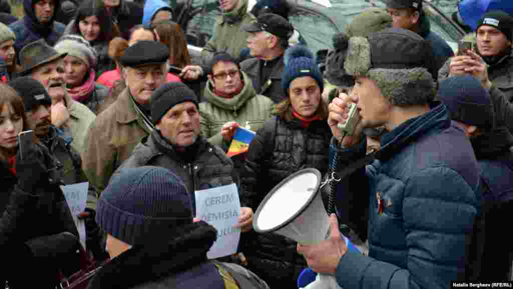 Unul dintre organizatorii evenimentului, liderul ODIP Vlad Bilețchi (cu megafonul) a insistat să sublinieze că mișcarea nu are vreo forță politică în spate.