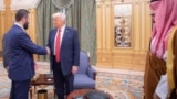 دیدار احمد الشرع، رئیس‌جمهور موقت سوریه، با دونالد ترامپ، رئیس‌جمهور آمریکا، در ریاض. در سمت راست، محمد بن سلمان، ولیعهد عربستان دیده می‌شود
