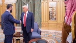 دیدار احمد الشرع، رئیس‌جمهور موقت سوریه، با دونالد ترامپ، رئیس‌جمهور آمریکا، در ریاض. در سمت راست، محمد بن سلمان، ولیعهد عربستان دیده می‌شود.
