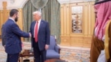 دونالد ترامپ (وسط) پس از این دیدار احمد الشرع را جوانی خوش‌تیپ توصیف کرد