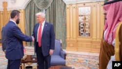 دونالد ترامپ (وسط) پس از این دیدار احمد الشرع را جوانی خوش‌تیپ توصیف کرد