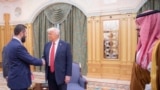 دونالد ترمپ رئیس جمهور ایالات متحده و احمدشرع رئیس جمهور موقت سوریه هنگام دیدار در عربستان