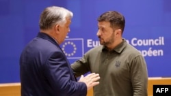 În summitul din 1 februarie, UE a aprobat mult-așteptatul pachet de ajutoare militare pentru Ucraina, în valoare de 50 de miliarde de euro, doar după ce Orban a fost de acord să părăsească sala - astfel, veto-ul său obișnuit s-a transformat într-o absență și votul a trecut.