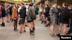 Участники акции «Поездка в метро без штанов» на станции метрополитена в Праге, 12 января 2014.