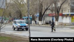 Полицейский автомобиль на дороге в городе Уральске, 18 апреля 2020 года.