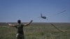 Një ushtar ukrainas duke lëshuar një dron vëzhgues amerikan, RQ-20 Puma. Fotografi ilustruese nga arkivi. 
