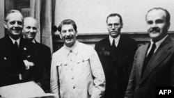 გერმანიის საგარეო საქმეთა მინისტრი იოახიმ ფონ რიბენტროპი (მარცხნივ) სტალინთან (ცენტრში) და სსრკ საგარეო საქმეთა მინისტრ ვიაჩესლავ მოლოტოვთან ერთად, რიბენტროპ-მოლოტოვის პაქტის ხელმოწერის შემდეგ. მოსკოვი, 1939 წ. 23 აგვისტო.