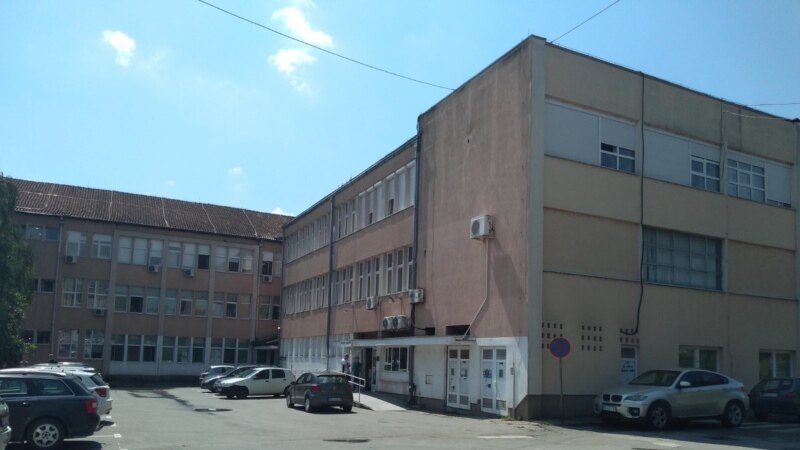 Istraga o slučaju devojčice koja prima infuziju ispred bolnice u Novom Pazaru