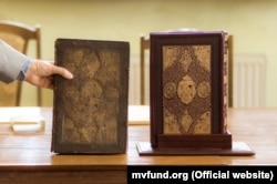 «Зустріч» двох Мазепинських Євангелій: оригінал та факсиміле