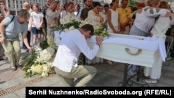 Прощання зі студенткою Національного університету «Києво-Могилянська академія» та волонтеркою Віталіною Яровенко, яка загинула під час повторного російського удару 1 серпня. Київ, 4 серпня 2026 року