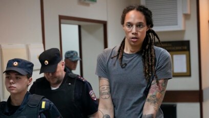 Осъдената в Русия американска баскетболистка Бритни Грайнър е преместена в