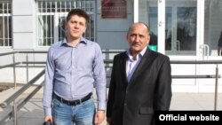Юрист Евгений Литвинов (с) һәм зыян күрүче Венер Мәрдәмшин (Җәзаларны булырмау комитеты фотосы)