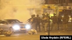  Узброеныя байцы без апазнавальных знакаў цэляцца ў аўтамабіль, Менск, ноч на 11 жніўня, ілюстрацыйнае фота