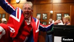 Ֆոլքլենդյան կղզիների բնակիչը մասնակցում է հանրաքվեին, Սթենլի, 10-ը մարտի, 2013թ.