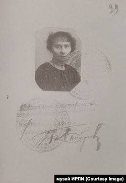 Фотография из заграничного паспорта Анастасии Чеботаревской. 1921 г.