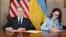 Министр финансов США Скотт Бессент и министр экономики Украины Юлия Свириденко подписывают соглашение по недрам