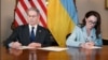 Американскиот министер за финансии Скот Бесент и украинската вицепремиерка Јулија Свириденко го потпишуваат договорот за суровини во Вашингтон