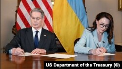 Американскиот министер за финансии Скот Бесент и украинската вицепремиерка Јулија Свириденко го потпишуваат договорот за суровини во Вашингтон