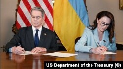 ABŞ-ın maliyyə naziri Skott Bessent və Ukraynanın baş nazirinin birinci müavini Yuliya Svırıdenko faydalı qazıntılar haqqında sazişi imzalayıblar.