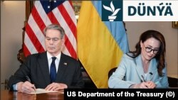 ABŞ-nyň gazna sekretary Skott Bessant we Ukrainanyň premýer-ministriniň birinji orunbasary Ýuliýa Swiridenko ylalaşyga gol çekýär.