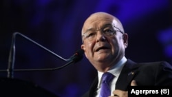 Emil Boc, actualul edil al municipiului Cluj-Napoca, a decis în 2011 din postura de premier renunțarea la alegerilor locale în două tururi, prin asumarea răspunderii guvernamentale.