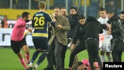 Gjyqtari Halil Umut Meler i shtrirë në tokë në fund të ndeshjes së Superligës së Turqisë mes MKE Ankaragucu dhe Caykur Rizespor, pasi u sulmua nga presidenti i klubit vendas, 11 dhjetor 2023. 