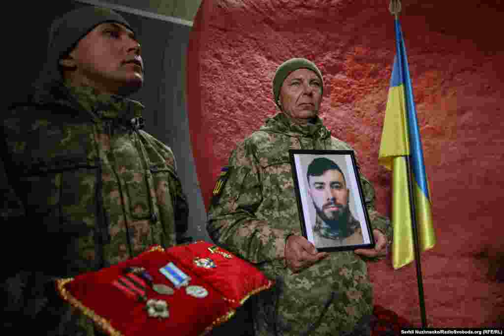 Побратими тримають портрет та нагороди загиблого Данила &laquo;Берсерка&raquo; Ляшкевича на церемонії прощання. 8 листопада 2024 року