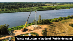 Будівництво шести спеціальних веж з технологічним обладнанням, які будуть контролювати поверхню річки Двіни на білорусько-латвійському кордоні