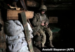Украинский военный на позициях в Донбассе
