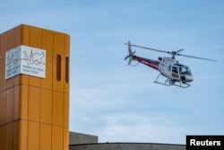 Një helikopter duke transportuar viktimat e zjarrit në Zvicër.