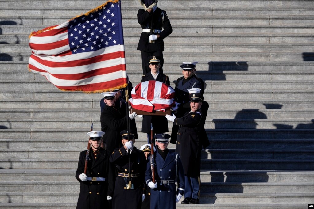  Arkivoli i ish-presidentit Jimmy Carter, i mbuluar me flamur, bartet nga Kongresi amerikan në rrugë drejt funeralit shtetëror në Katedralen Kombëtare në Uashington, të enjten, më 9 janar 2025. &nbsp; &nbsp; 