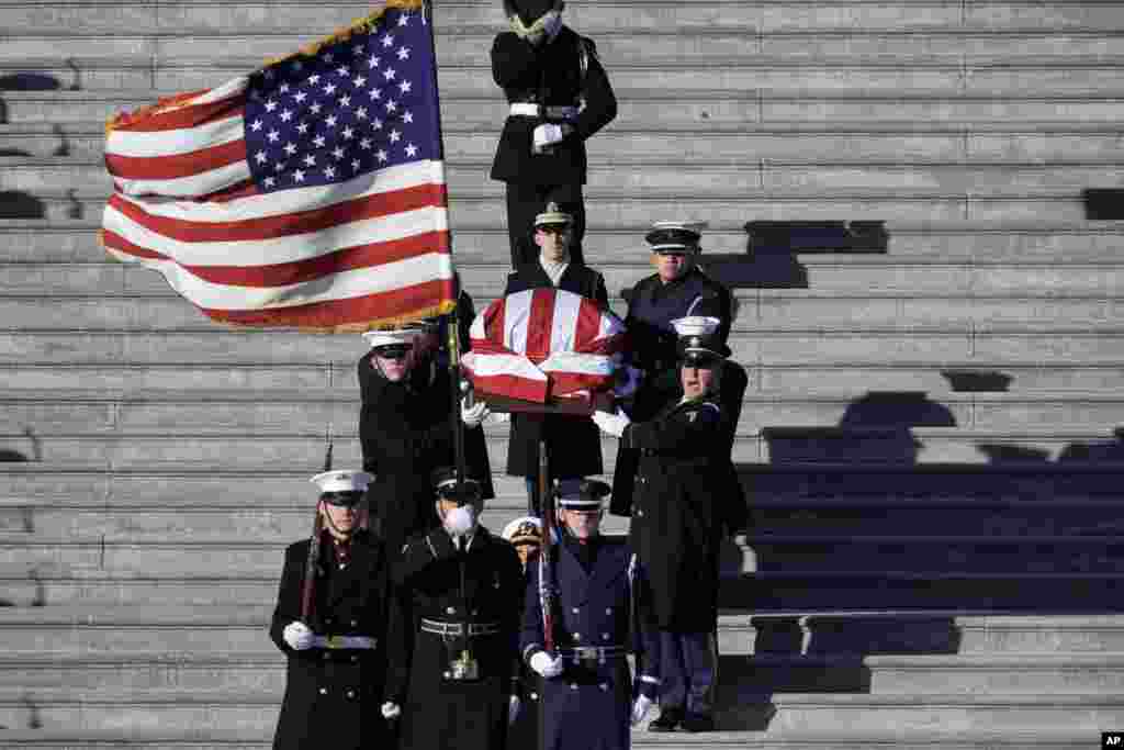  Kovčeg sa tijelom bivšeg predsjednika Jimmyja Cartera sa zastavom nose vojnici iz američkog Kapitola do posljednjeg oproštaja u Nacionalnoj katedrali u Washingtonu, u četvrtak, 9. januara 2025. &nbsp; &nbsp; 