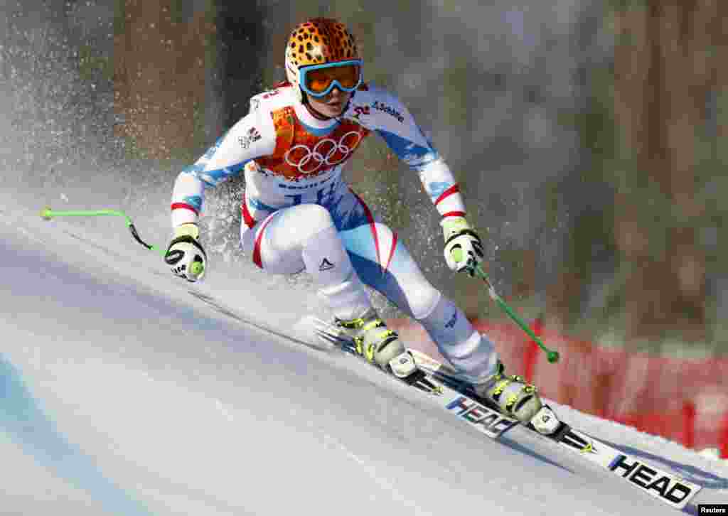 Austria&#39;s Anna Fenninger skis during the women&#39;s alpine skiing Super G competition. She went on to win the gold medal. (REUTERS/Dominic Ebenbichler)