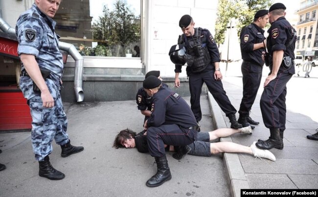 Задержание Константина Коновалова 27 июля, во время которого ему сломали ногу