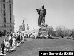 Пам'ятник Тарасу Шевченку в Москві, 11 червня 1964 року. Його було урочисто відкрито днем раніше – 10 червня