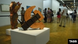 Експонати виставки «Сучасне мистецтво в СРСР та Росії. 1950-2000» в Центрі Жоржа Помпіду. Париж, 13 вересня 2016 року