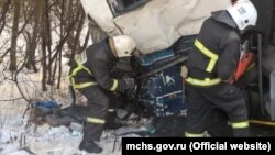Сотрудники спасательных служб на месте аварии в Ханты-Мансийском автономном округе России. Иллюстративное фото.