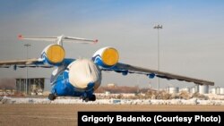 Военно-транспортный самолет Ан-72, потерпевший крушение под Шымкентом. Фото снято журналистом Григорием Беденко 25 декабря 2012 года после прибытия борта в Алматы. Публикуется с разрешения автора. 