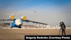 Военный самолет Ан-72 за несколько дней до крушения. Алматы, 25 ноября 2012 года. Фото Григория Беденко.