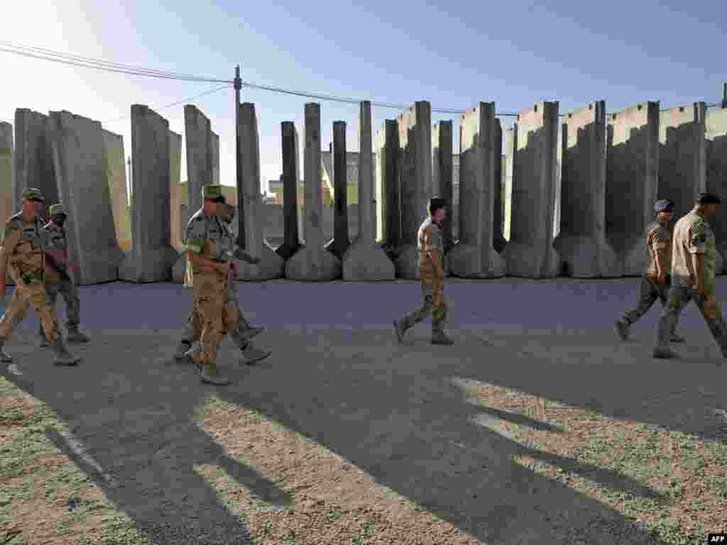 Afganistan - Gigantske zaštitne barijere - NATO je dopremio velike barijere, upotrebljavajući ih za zaštitu. One su 4m visoke i 2m široke, a svaka košta 1200 dolara. 
