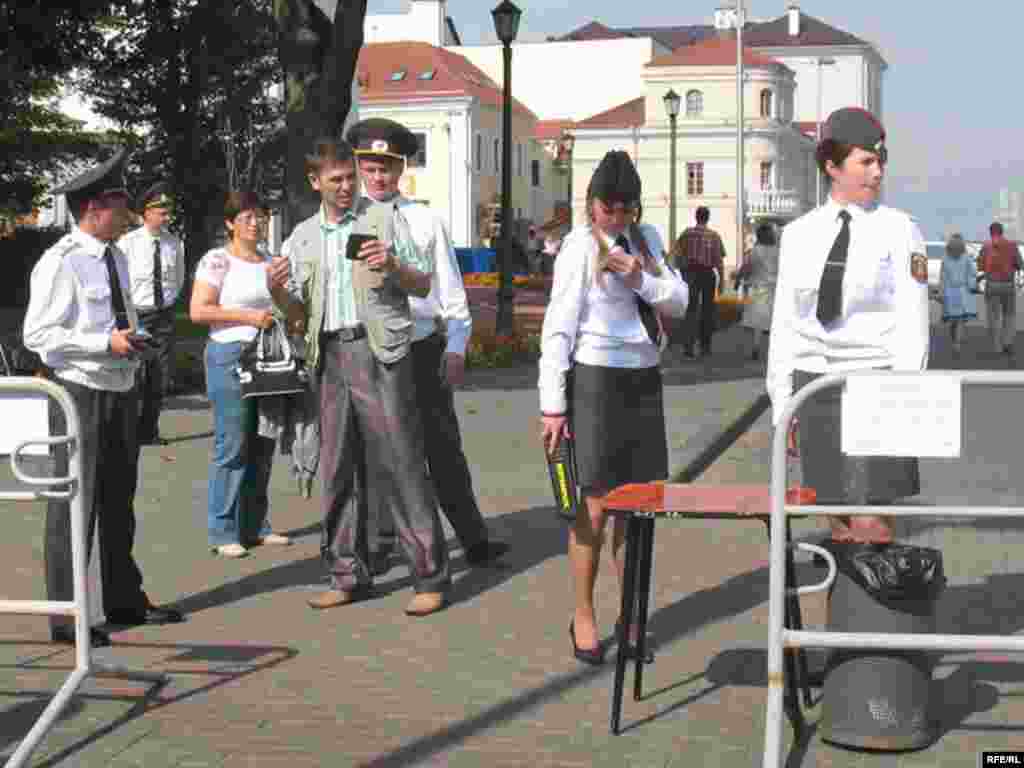 12 верасьня, субота - Дзень гораду сьвяткуюць ў Менску. Сьвята пачынаецца за кардонамі міліцыі.