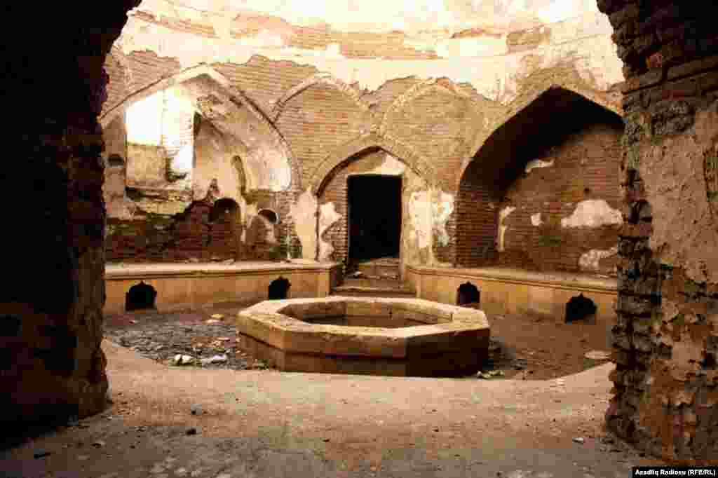 Bu abidə Mədəniyyət və Turizm Nazirliyi tərəfindən tarixi abidə kimi qorunur. Hətta ətrafına vaxtilə UNESCO tərəfindən məhəccərlər də inşa edilib. Amma nə fayda?