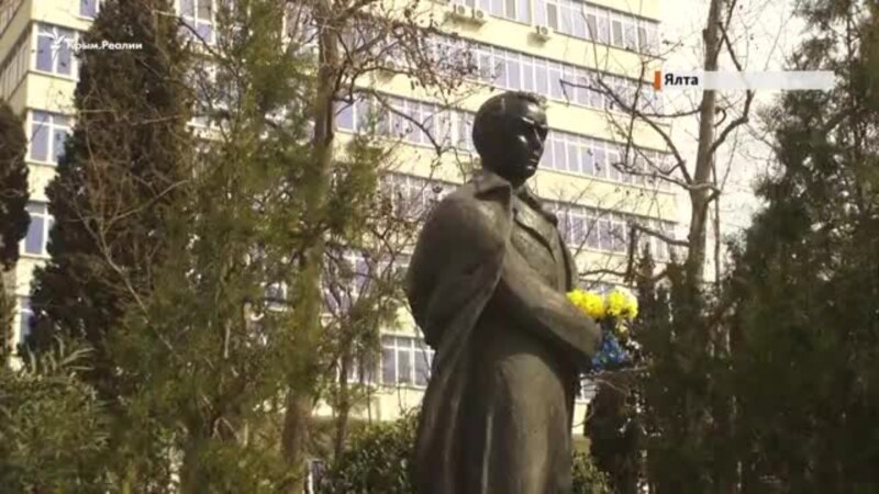 «Садок вишневий коло хати...» – в Ялте читали стихи у памятника Тарасу Шевченко (видео)