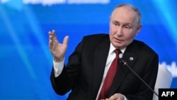 Володимир Путін виступає на засіданні Міжнародного дискусійного клубу «Валдай» під Москвою 1 жовтня
