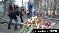 Люди оставляют цветы в память о погибших активистах "Евромайдана". Киев, 21 февраля 2014 года.