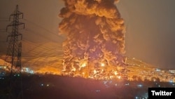 Кадър от видео, разпространено в социалните мрежи, показва огромни пламъци да се издигат от удареното нефтохранилище близо до Техеран. 8 март 2026 г.