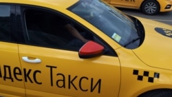 «Лучше уехать, чем так страдать на чужой земле». Мигранты уезжают из России после запрета на работу в такси в нескольких регионах.